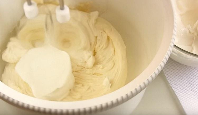 Добавете крема сиренето на части и разбийте сметаната до омекване.