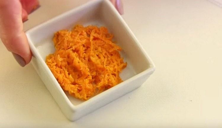 Broukejte mrkev a pomerančovou kůru na struhadle.