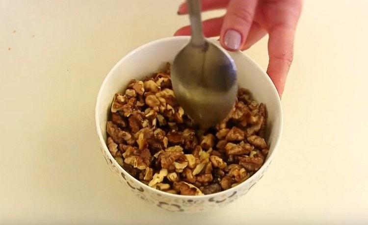 Sekoita pähkinät ja voi lusikalla ja lähetä pakastimeen.