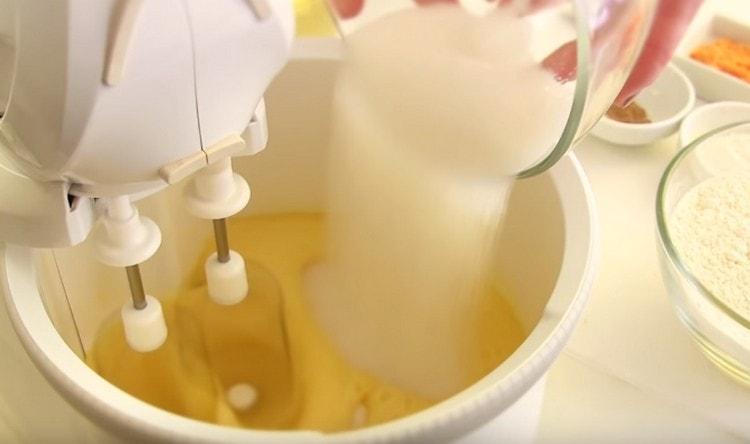 Sbattere le uova con un mixer, aggiungendo zucchero.