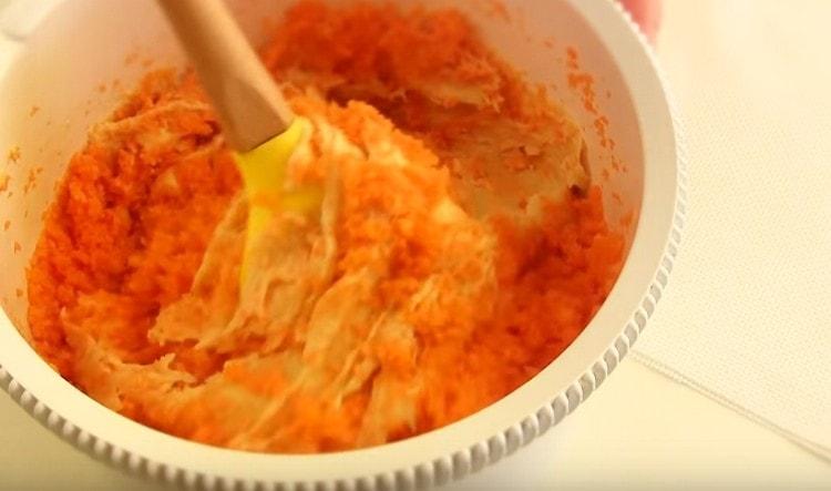 Fügen Sie die Schale und die Karotten hinzu und mischen Sie den Teig gründlich.