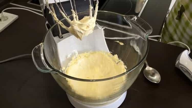 Kiewer Kuchen zu Hause zubereiten: Butter schlagen