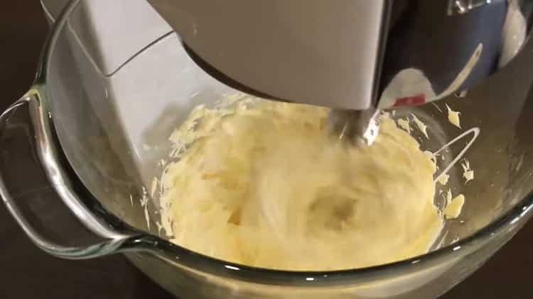 Kiova-kakun valmistamiseksi kotona: piiskaa kerma