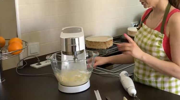 Kiova-kakun valmistamiseksi kotona: piiskaa kerma
