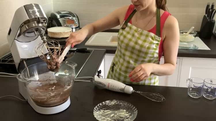 Per preparare la torta Kiev a casa: aggiungi il cacao alla crema