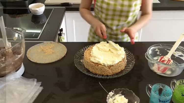 Για να κάνετε κέικ Κίεβο στο σπίτι: λιπαίνετε το κέικ με κρέμα