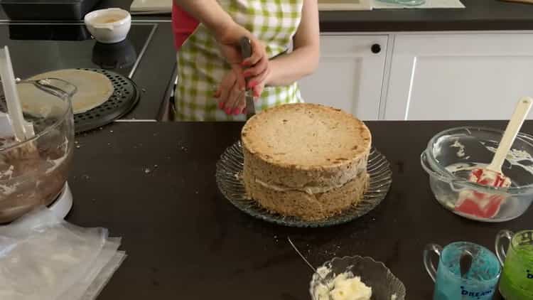 За да направите торта Киев у дома: сложете втора торта
