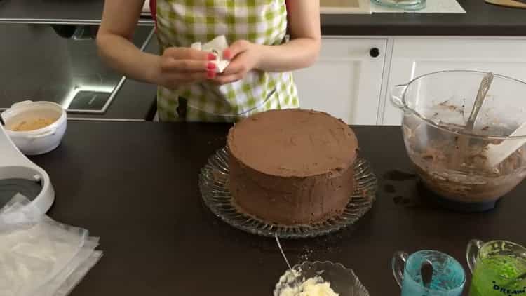 За да направите торта Киев у дома: покрийте тортите с шоколадов крем
