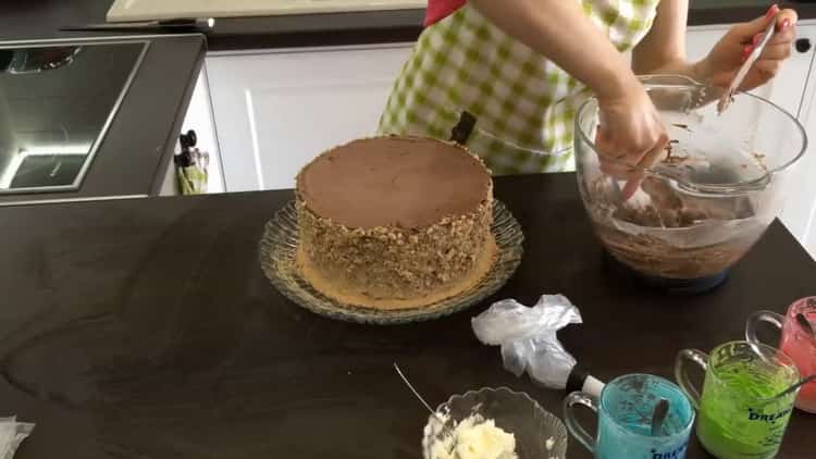 Per fare la torta Kiev a casa: guarnire con le briciole