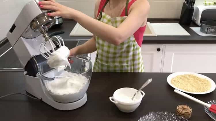 Um Kiewer Kuchen zu Hause zuzubereiten, kombinieren Sie die Zutaten