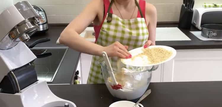 Για να κάνετε το κέικ του Κιέβου στο σπίτι: κόψτε τα καρύδια
