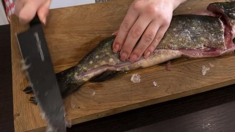 Filtern Sie den Fisch, um Schnitzel zu machen