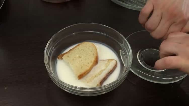 Immergere il pane nel latte per fare le cotolette di luccio