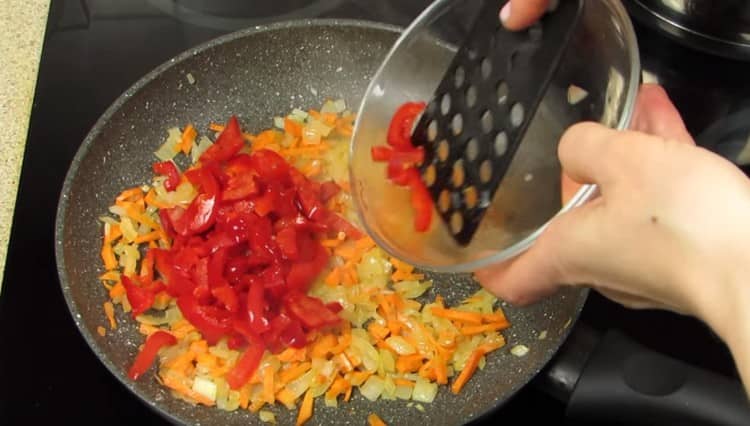 Aggiungi il peperone dolce alla torrefazione e friggi per qualche altro minuto.