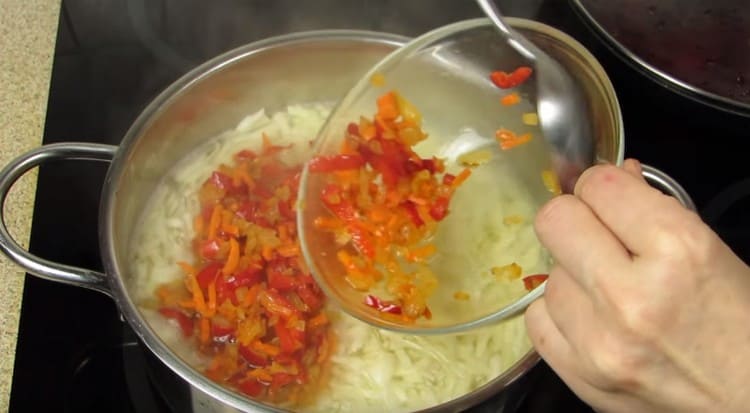 A serpenyőbe hagymát, sárgarépát és paprikát sütünk.