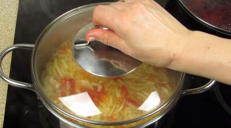 Kun olet lisännyt perunoita, kypsennä borschia kannen alla vielä muutama minuutti.