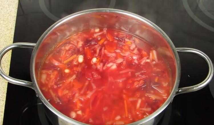 Altri 2-3 minuti danno il borscht al sudore a fuoco basso.