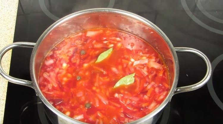 Στο τέλος του μαγειρέματος, προσθέστε το φύλλο δάφνης και τα πιπέρι στο πιάτο.