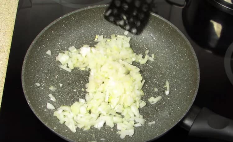 Friggiamo le cipolle in una padella con olio vegetale.