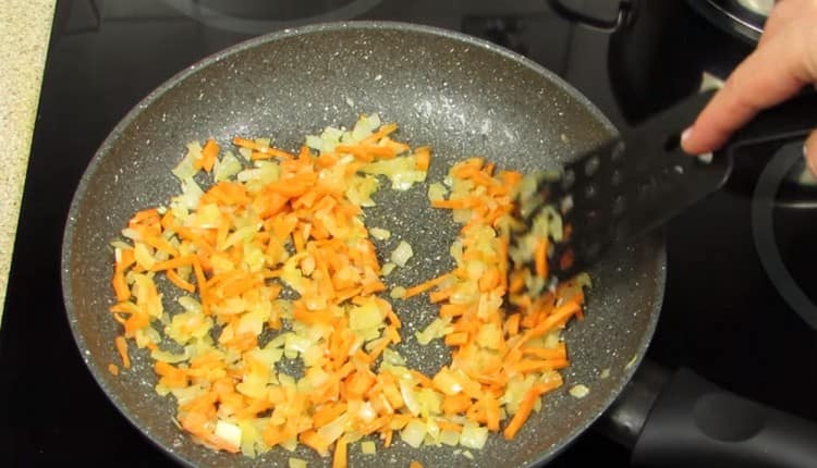 Přidejte mrkev na cibuli na pánvi.