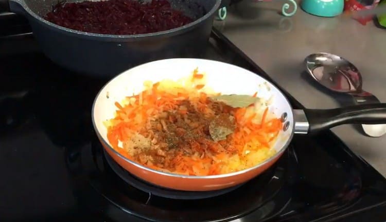 Добавете моркова към лука в тигана, а след това подправките и дафиновия лист.