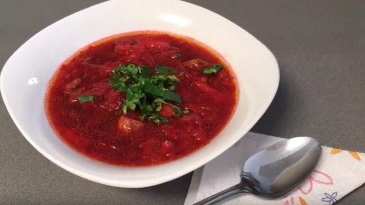 Prova la nostra semplice e deliziosa ricetta di borscht di manzo nella tua cucina!