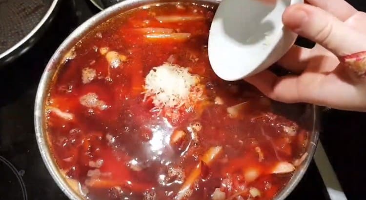 Aggiungi l'aglio tritato a un piatto quasi pronto.