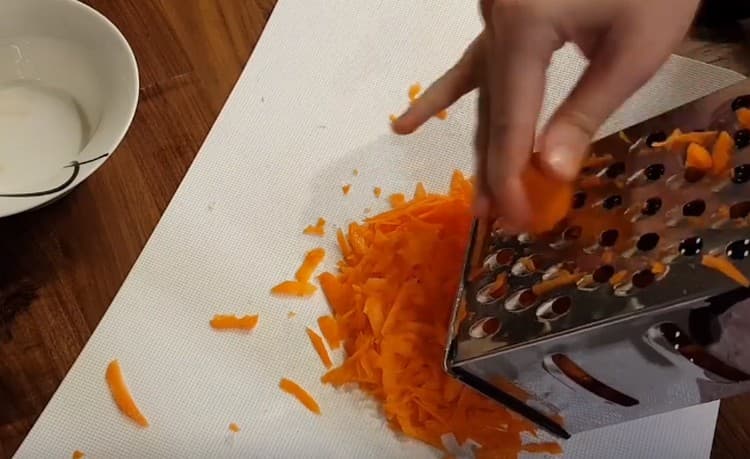 Karkealla raastimella kolme porkkanaa.