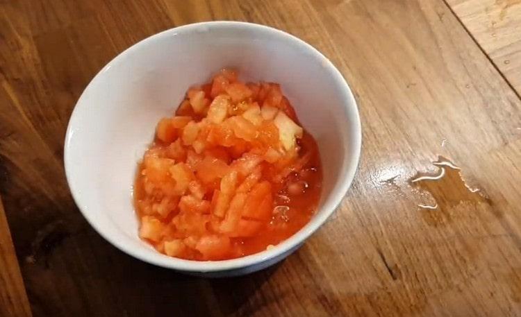 Обелете доматите и ги нарежете на ситно.