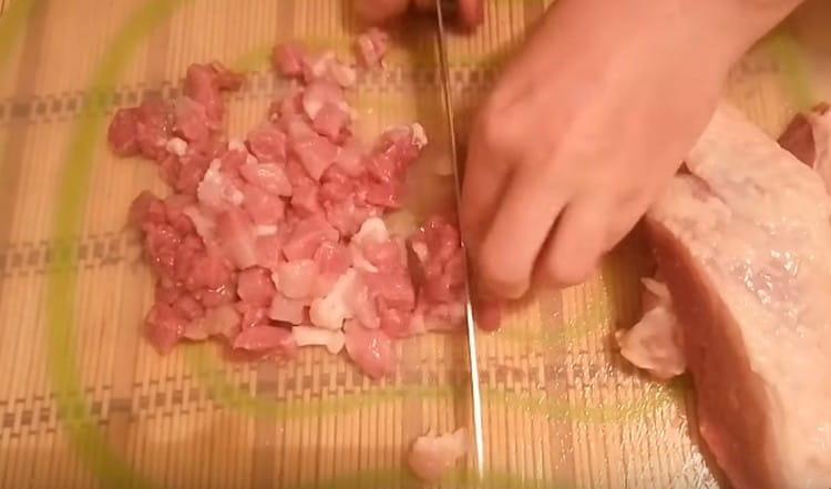 Leikkaa liha mahdollisimman pieneksi.