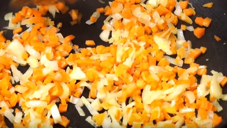 Fügen Sie Karotten der Zwiebel hinzu.