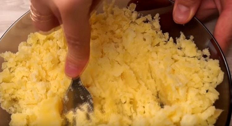 Impastare grandi pezzi cotti di purè di patate.