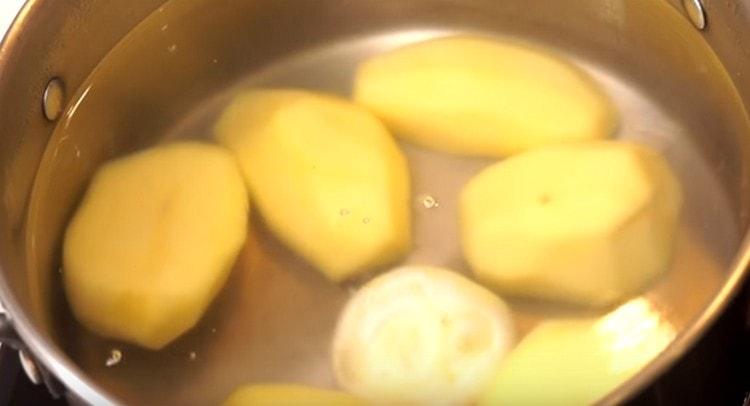 Добавете картофите в тигана, добавете главата лук и напълнете с вода.