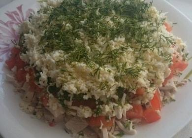 Kochen Sie einen leckeren Salat mit gekochtem Hähnchen nach einem Schritt-für-Schritt-Rezept mit einem Foto.