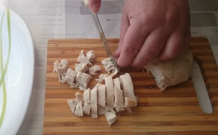 Tagliare a dadini il filetto di pollo allo zafferano.