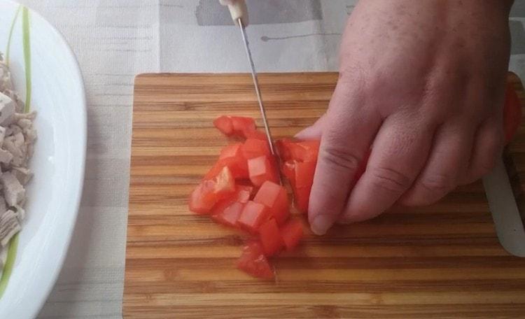قطع الطماطم الطازجة في نفس المكعب.