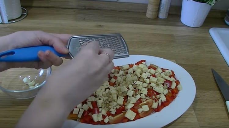 Για πικάντικη, τρίψτε λίγο σκόρδο πάνω από τη σαλάτα.