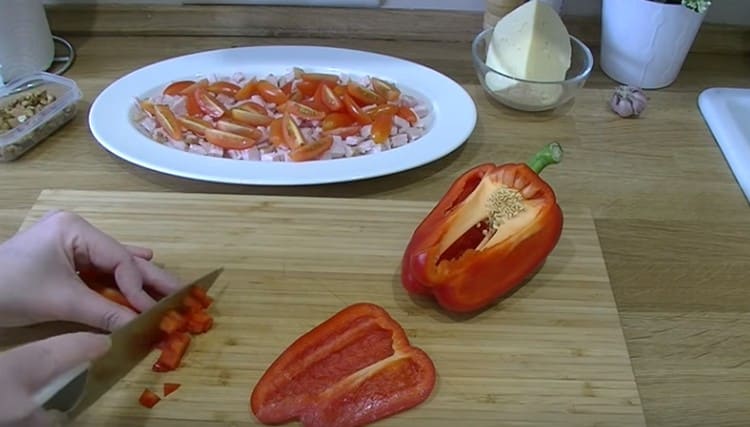 Die Paprika in kleine Würfel schneiden.