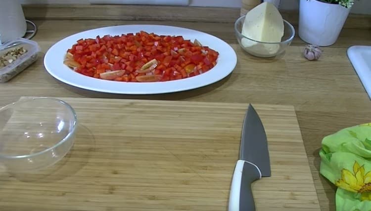 Πασπαλίστε ένα στρώμα ντομάτας με ένα στρώμα πιπεριάς.