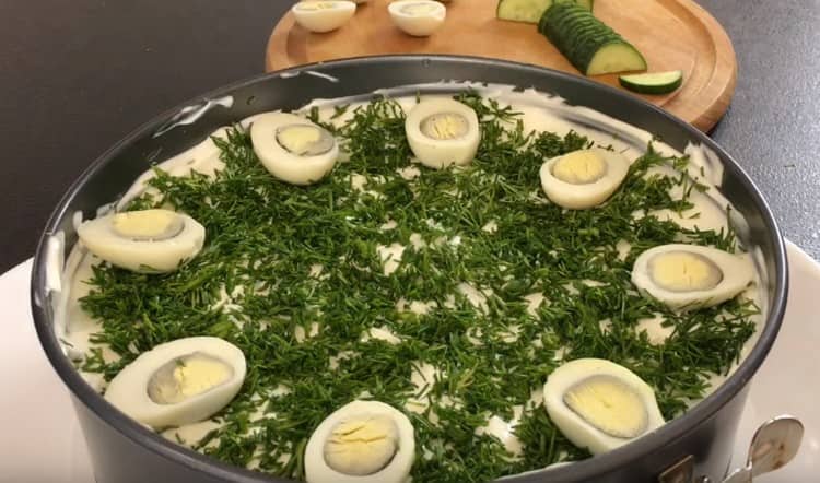 Διακοσμήστε τη σαλάτα με τα μισά βραστά αυγά ορτυκιών.