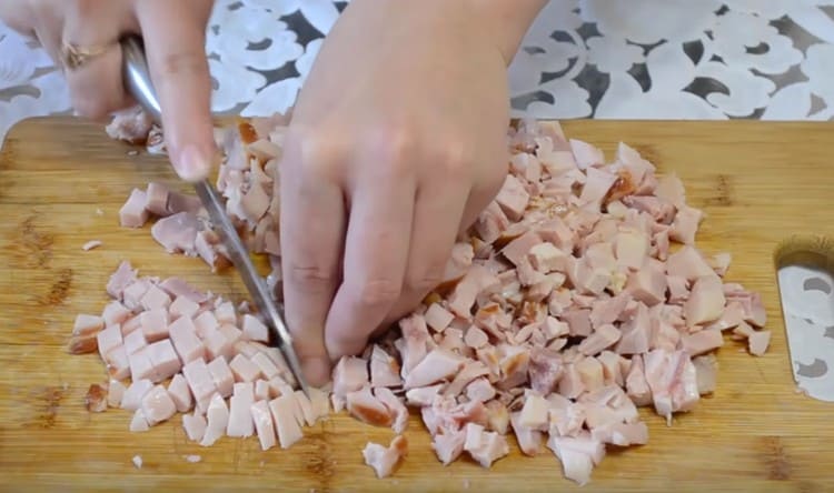 Mėsą supjaustykite nedideliu kubeliu.