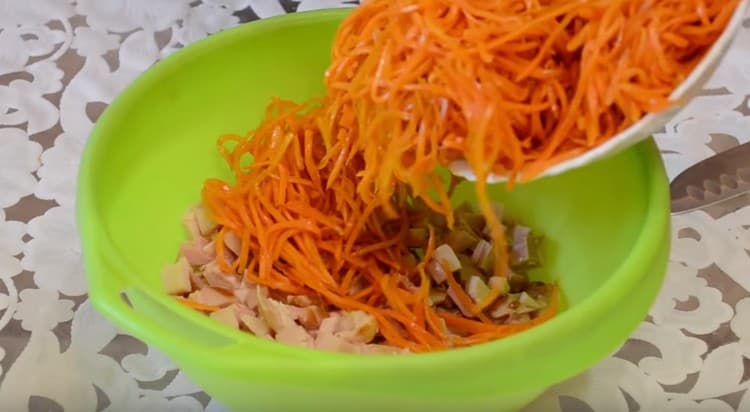 Į vištieną įpilkite korėjiečių morkų.