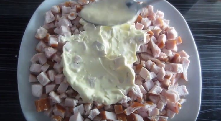 Tinatakpan namin ang karne na may sarsa ng mayonesa-bawang.