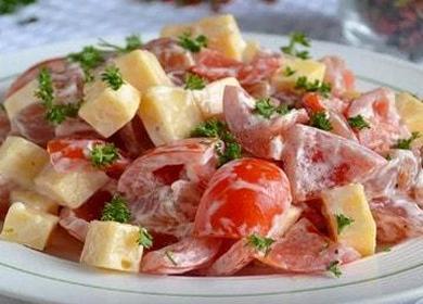 Kochen eines Salats mit geräuchertem Huhn und Tomaten nach einem schrittweisen Rezept mit einem Foto.