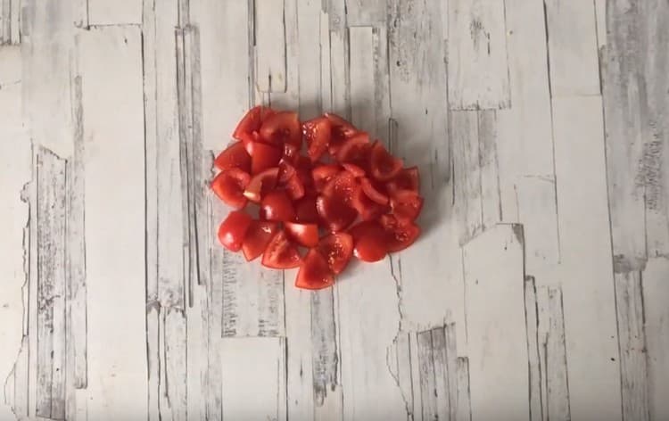 تقطع قطعة اللحم من الطماطم إلى شرائح.