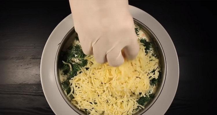 Cospargi l'aneto sopra l'insalata e poi il formaggio grattugiato.