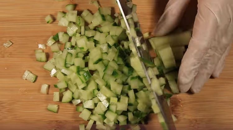 Нарежете малко кубче прясна краставица.