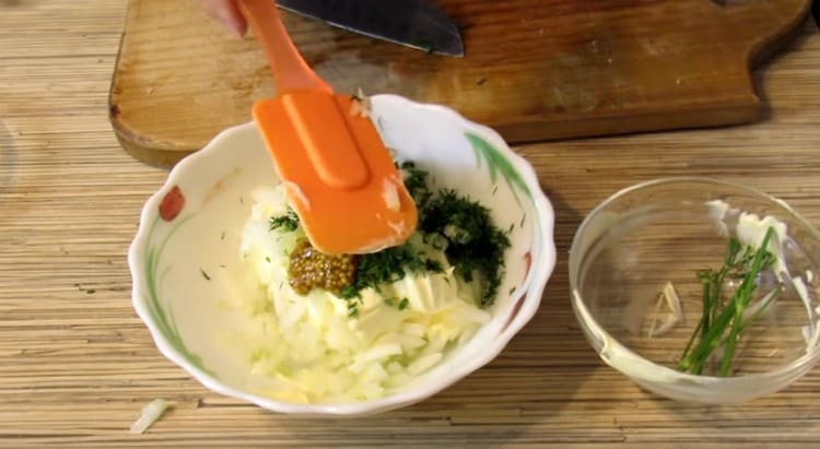 Preparare una salsa di maionese, senape, cipolle tritate e aneto.