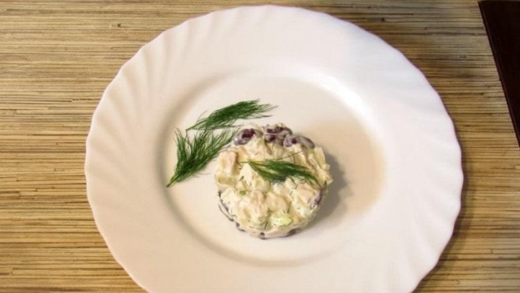 Salat mit geräuchertem Hähnchen und Bohnen sieht origineller aus, wenn Sie zum Servieren einen Kochring verwenden.