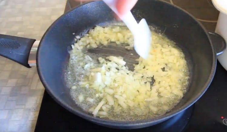 Για να προετοιμάσετε το τηγάνισμα, πρώτα τηγανίζετε τα κρεμμύδια μέχρι να διαφανή.